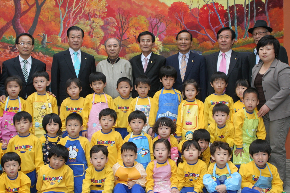 나승혁 운영위원장, 한빛어린이집 원아들과 함께하는 벽화그리기 행사 참석(새창)