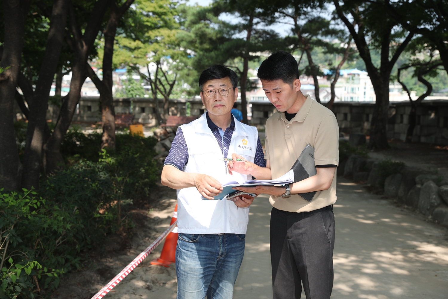 와룡공원 이용 시민들을 위한 시설 보수정비, 종로구의회 전영준 의원(새창)