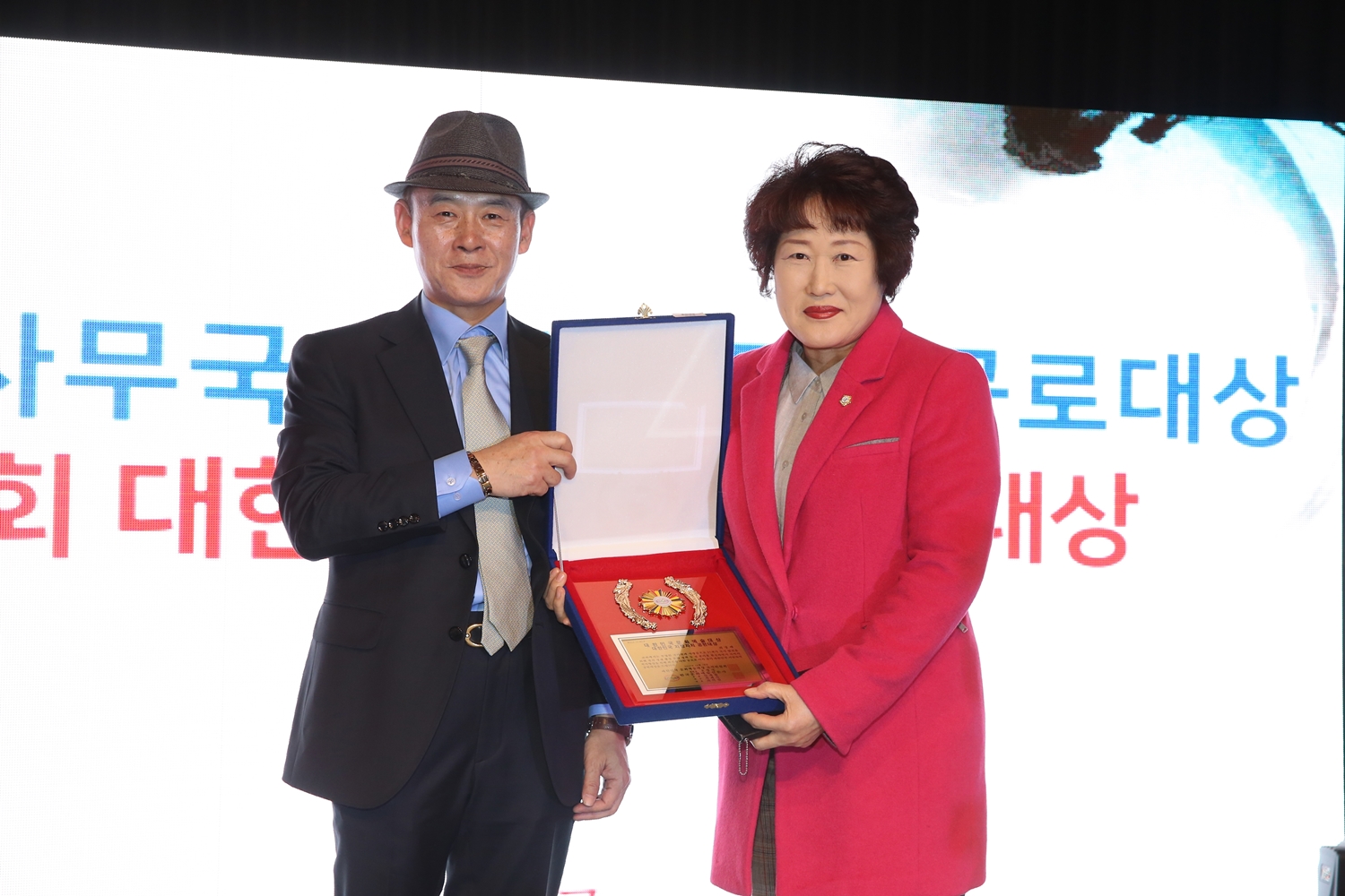 종로구의회 최경애 의원. 2018 한반도 평화공로대상 수상 (새창)
