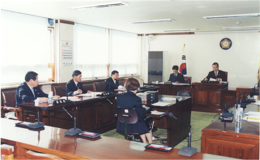 운영위원회 회의중인 의원들(새창)