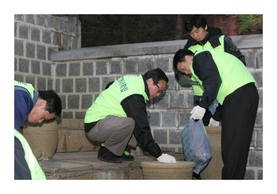 깨끗한 종로거리, 12월 밝은종로 한가족 구민대청소 참여(새창)