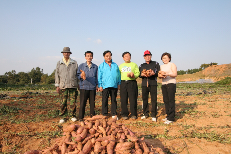 종로구의원들, 충남 홍성군 장애어르신 농가 일손돕기 나서(새창)